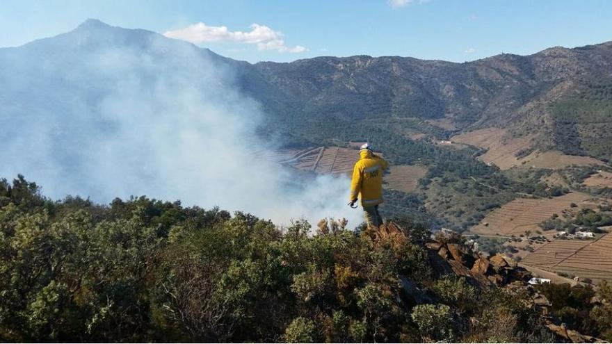 Un incendi crema a la frontera a tocar Portbou i fa tallar 5 hores la N-260