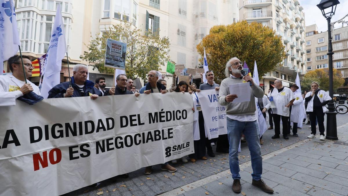 VÍDEO | Así ha sido la concentración de médicos frente a Delegación del Gobierno