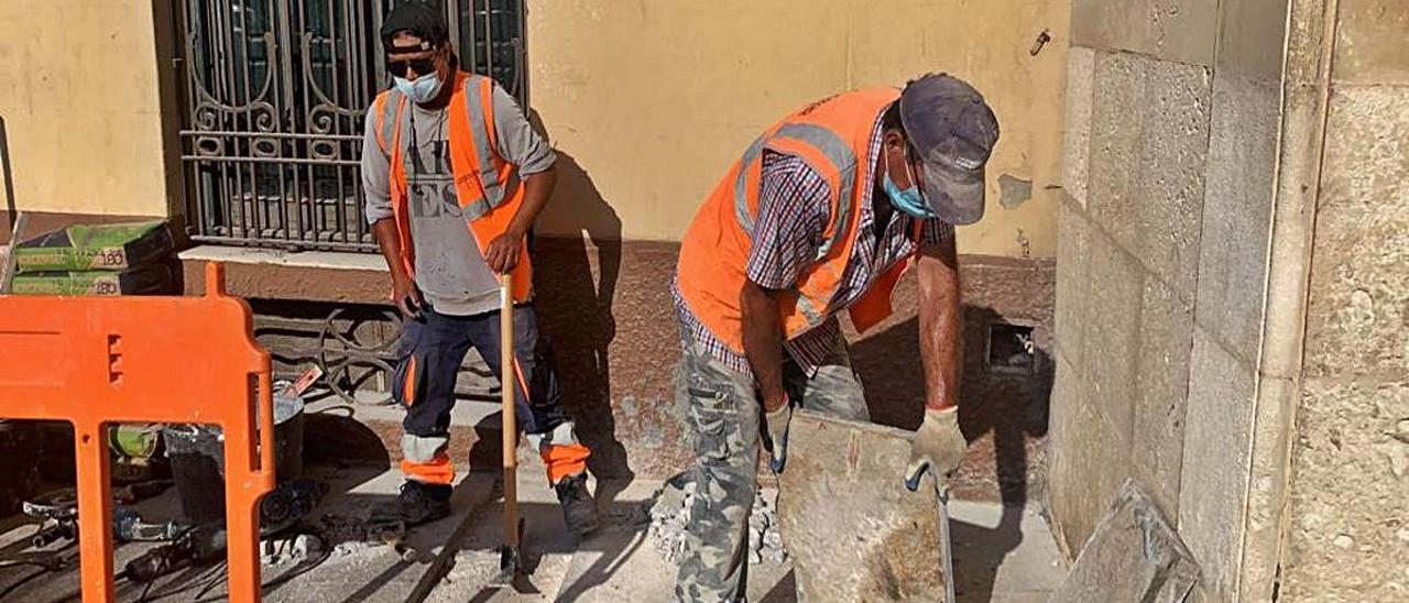 Los primeros trabajos para la peatonalización de la calle Corredora y la Plaça de Baix del centro de Elche comenzaron ayer.