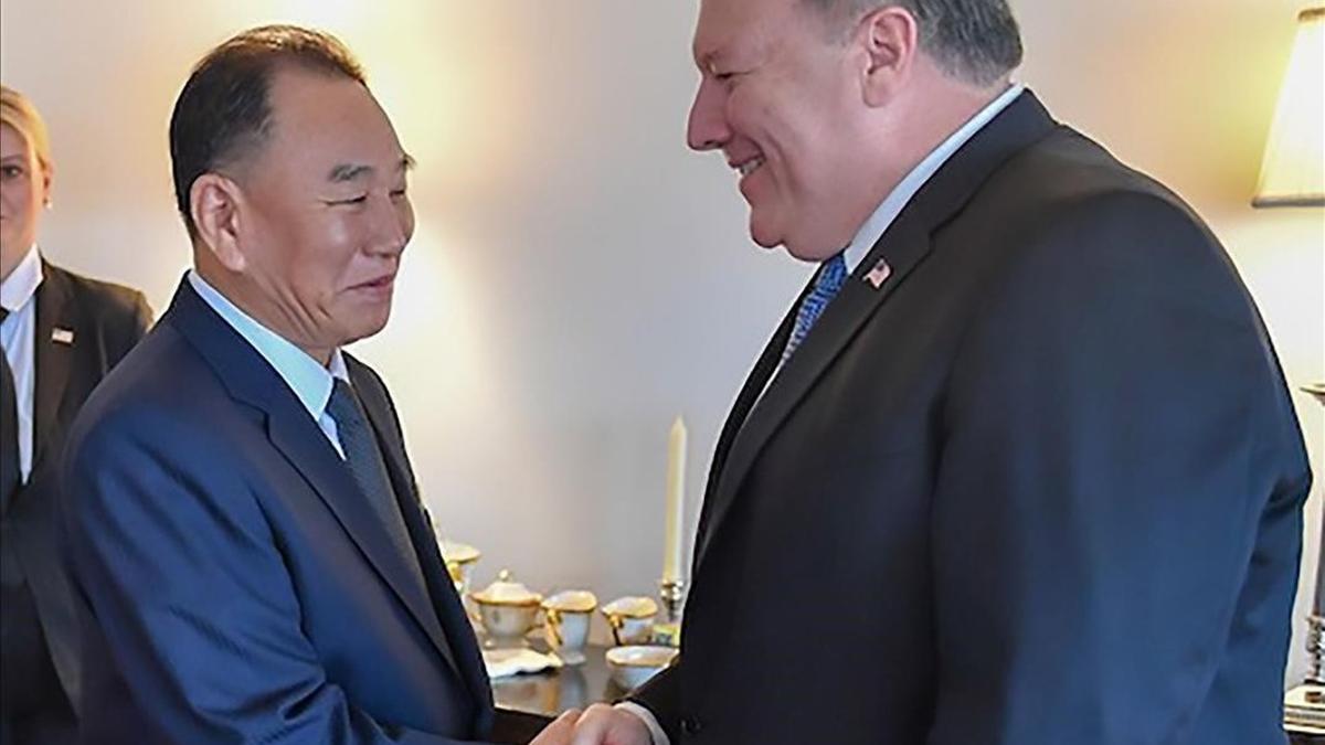 Pompeo (izquierda) y Kim Yong-chol departen en el encuentro de este miércoles en Washington.