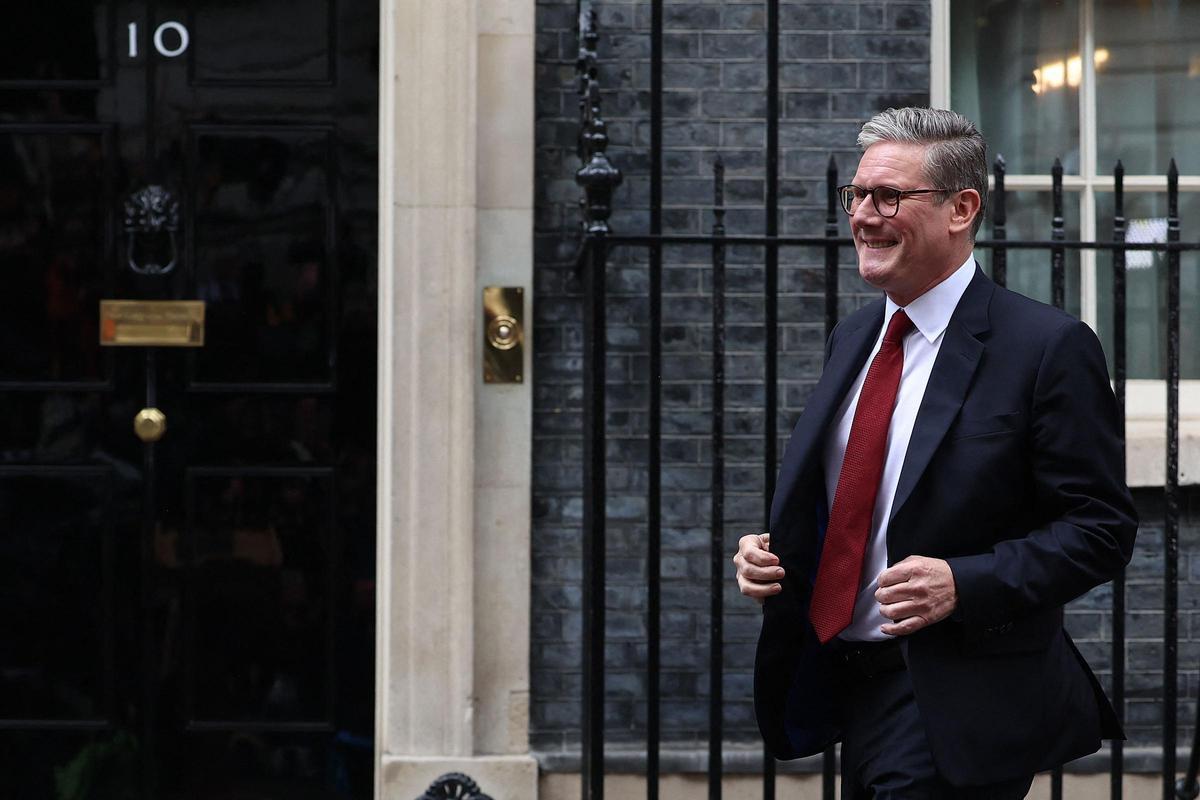 El nuevo primer ministro británico, Keir Starmer, antes de dirigirse a la ciudadanía en Downing Street