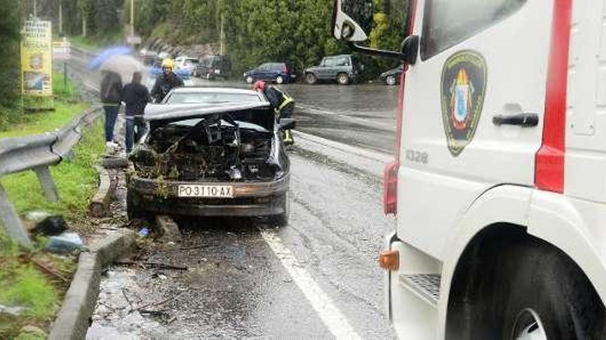 El primer accidente de ayer, con un Seat Ibiza.  // Gonzalo Núñez