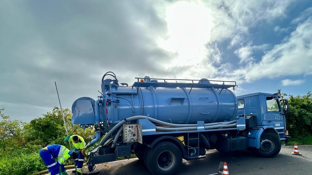 Obras de mantenimiento de la red de saneamiento en la zona de medianías de Guía.