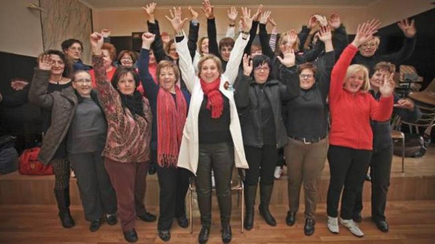 Un grupo de afectados por fibromialgia durante el desarrollo de uno de los talleres que María Dolores Gil realiza cada lunes en el Centro Social de la Zona Norte.