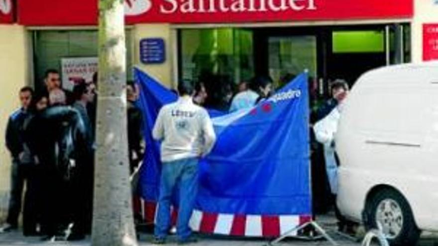 Dos atracadores matan de un tiro a la cajera de un banco