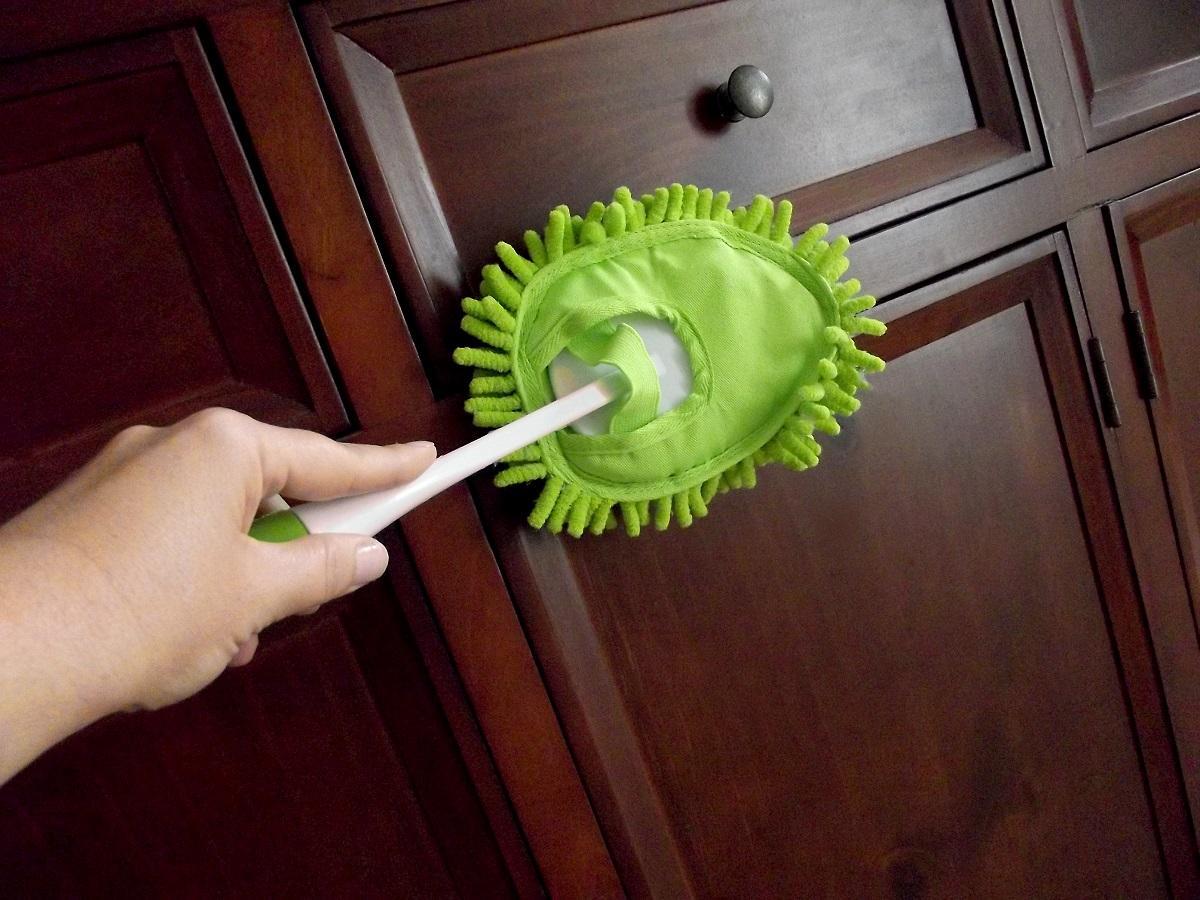 Limpiar el polvo de los muebles