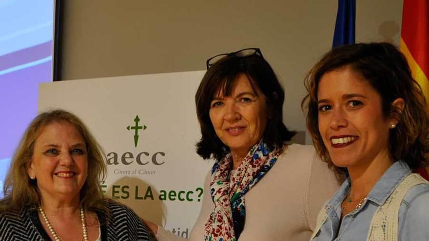 Celestina Mastache, delegada de la AECC en Navia; Margarita Fuente Noriega y Gema Castaño, en Navia.