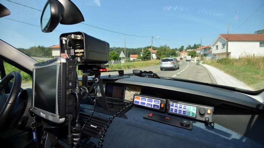 Un radar de tráfico controlando la velocidad de los vehículos en una carretera pontevedresa. // Gustavo Santos