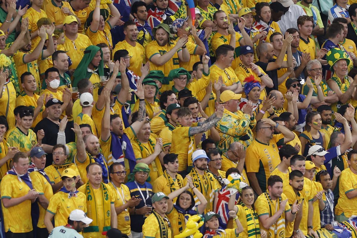 Al Wakrah (Qatar), 30/11/2022.- Supporters of Australia during the FIFA World Cup 2022 group D soccer match between Australia and Denmark at Al Janoub Stadium in Al Wakrah, Qatar, 30 November 2022. (Mundial de Fútbol, Dinamarca, Catar) EFE/EPA/Rungroj Yongrit