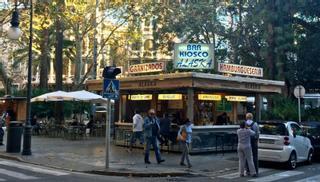 El Bar Alaska está a  la espera del proyecto de la plaza del Mercat