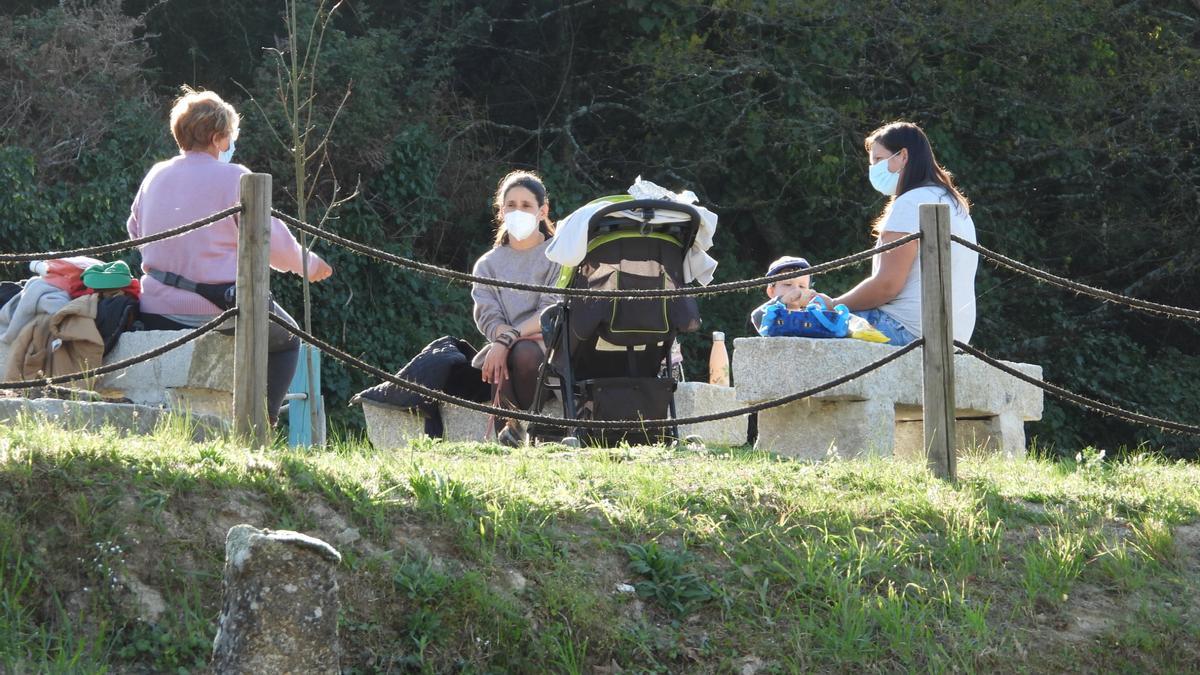 Tres mujeres de Beade y un niño, en un parque.