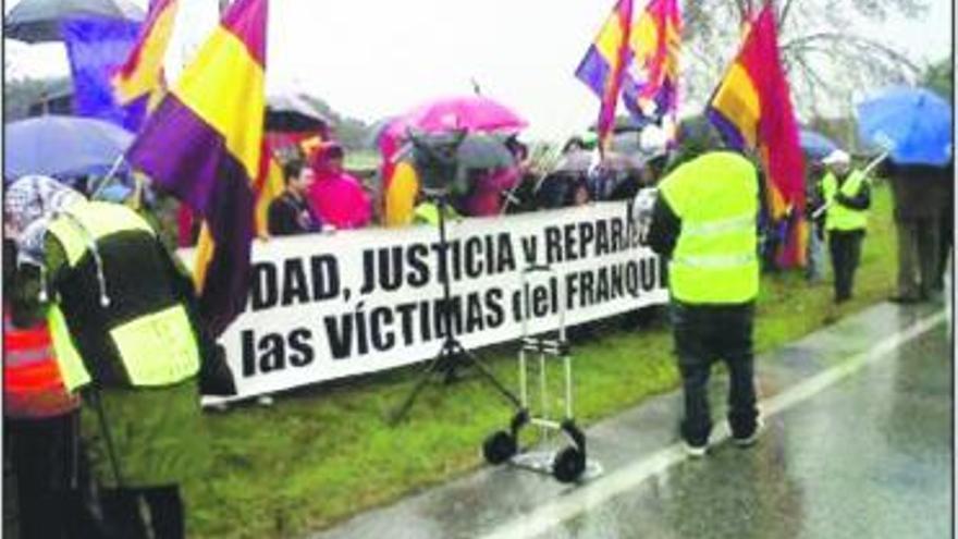 Concentrados en el Valle de los Caídos en favor de un memorial democrático.