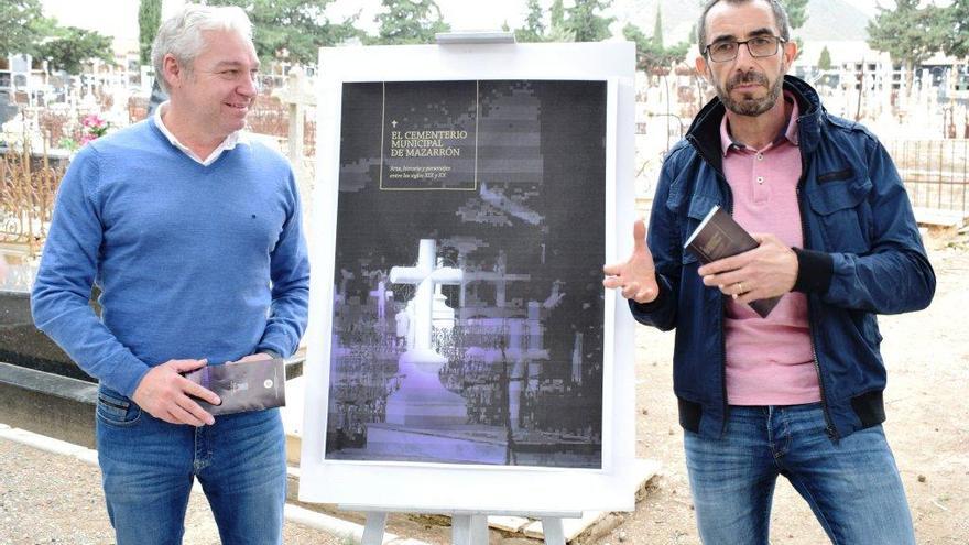 Ginés Campillo y Miguel Rubio, en el cementerio de Mazarrón