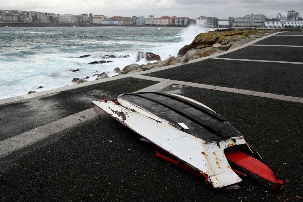 La alerta naranja continúa en el mar. El acceso a las playas y a la torre de Hércules permanece restringido.