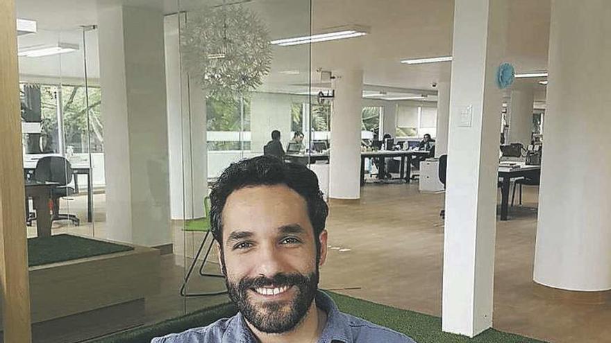 Rodrigo Martín en las oficinas de Contversion, en México.