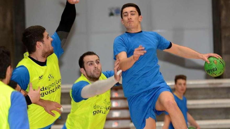 Jugadores del Teucro durante un entrenamiento realizado en el Municipal. // Rafa Vázquez