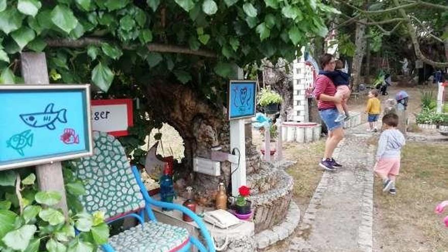 Rita Doallo, con varios niños durante una excursión. // Cedida