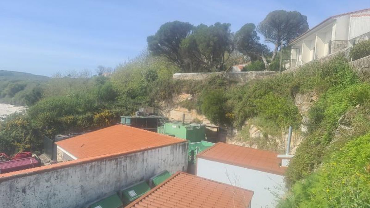 La depuradora de Ons, ayer, por debajo del centro de visitantes y la playa de Area dos Cans al fondo.