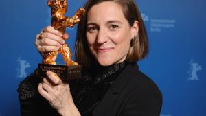 La directora Carla Simon posa tras ganar el Oso de Oro a la Mejor Película en la pasada edición de la Berlinale por la cinta Alcarrás, en berlín el 16 de febrero de 2022. EFE/EPA/Andreas Rentz / POOL