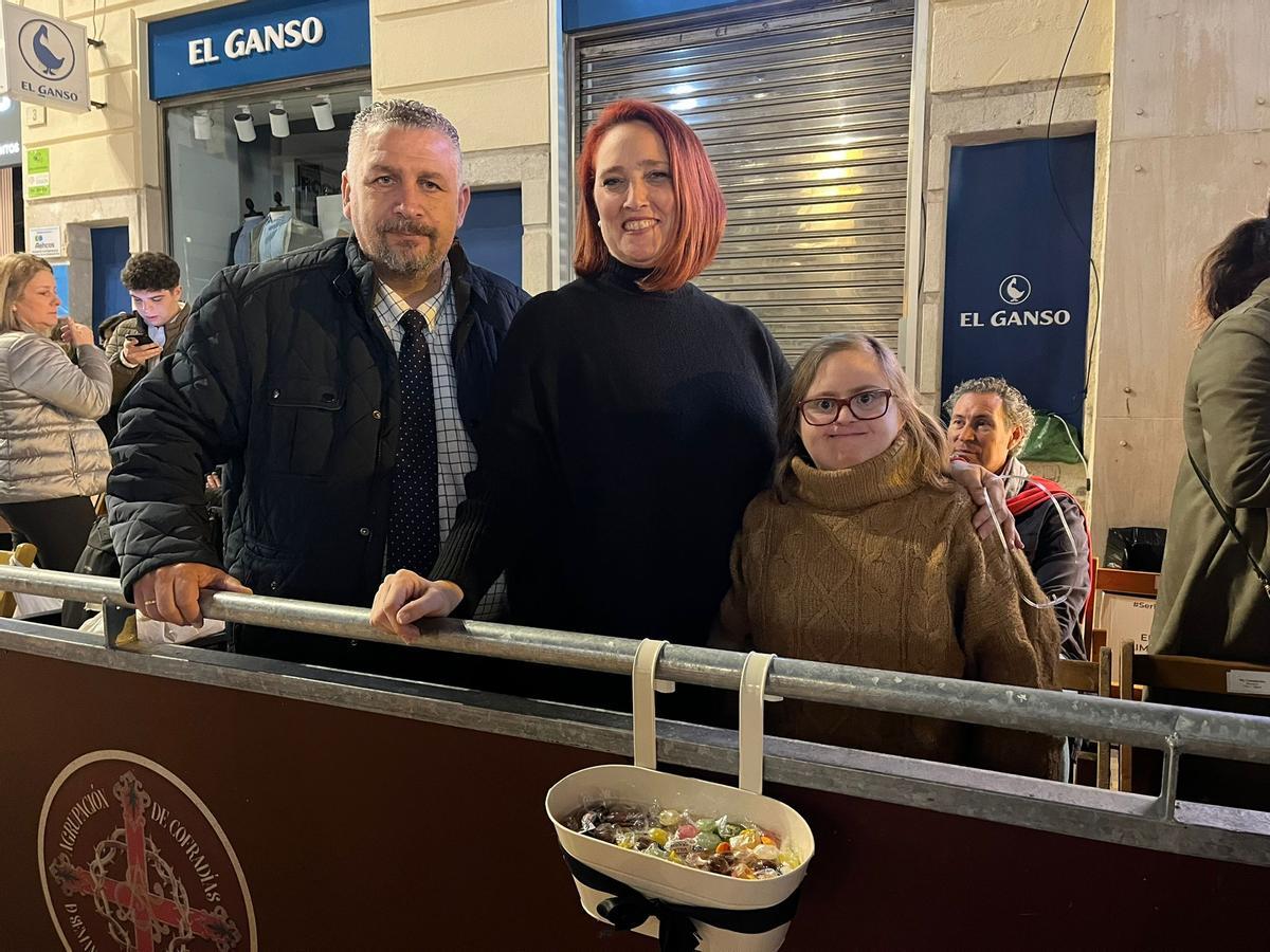 Rafael González, ex hermano mayor de Humildad y Paciencia, con su familia en el recorrido oficial.