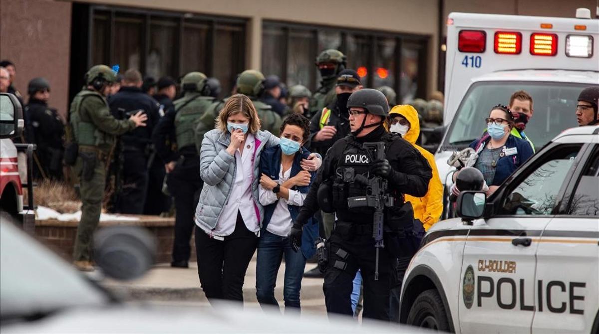Diez muertos en un tiroteo en un supermercado de Colorado. En la foto, trabajadores sanitarios abandonan la tienda King Sooper, después de que un hombre abriera fuego en su interior.
