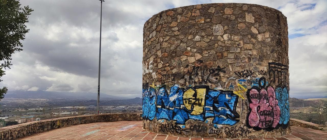 El estado de la Torre del Atabal, en el Puerto de la Torre, este lunes, 21 de marzo de 2002.