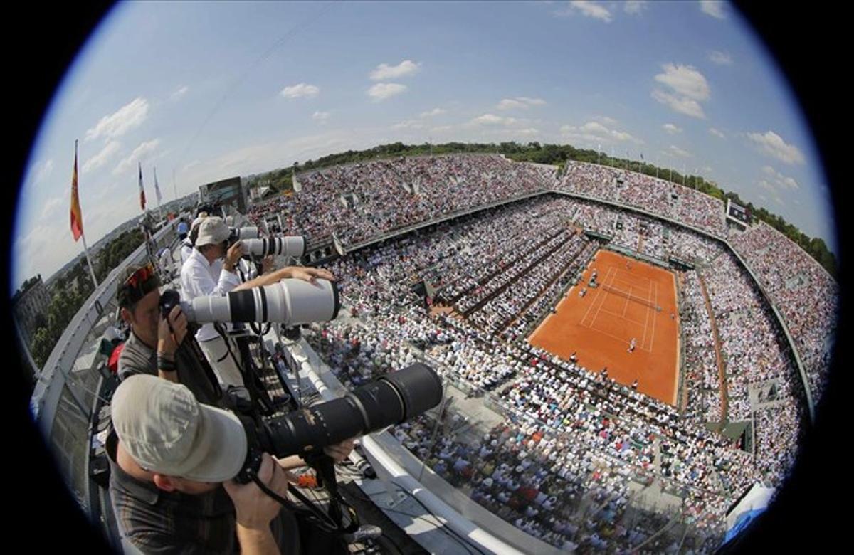 Vista general de la pista Philippe Chatrier, a l’estadi Roland Garros (París), on s’ha celebrat el partit entre Nadal i Djokovic.
