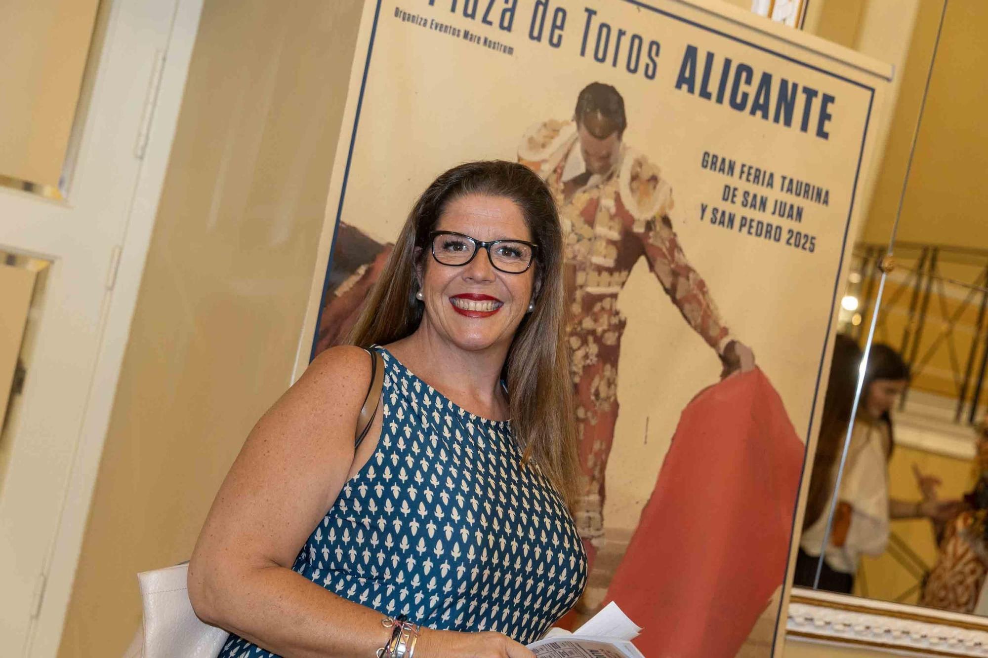Manuel Escribano pronuncia el pregón de apertura de la Feria de Hogueras en el Teatro Principal de Alicante