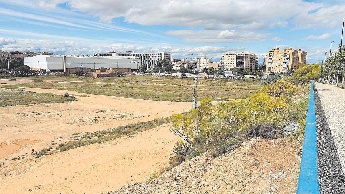 Suelos del sector sin desarrollar en el entorno del Príncipe Felipe y la estación de Miraflores que piden recalificar.