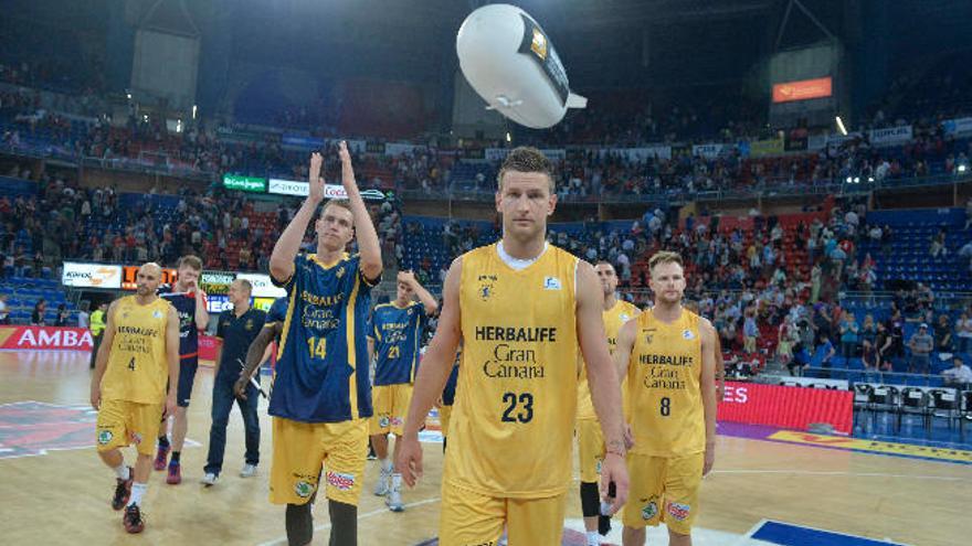 La plantilla del Herbalife, tras la derrota de ayer, abandona el Buesa Arena.