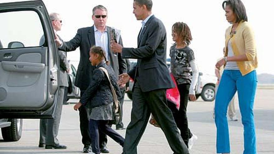 Obama, acompañado de su esposa Michelle y sus hijas Sasha y Malia, sube a un vehículo en el aeropuerto de Columbus (Ohio).
