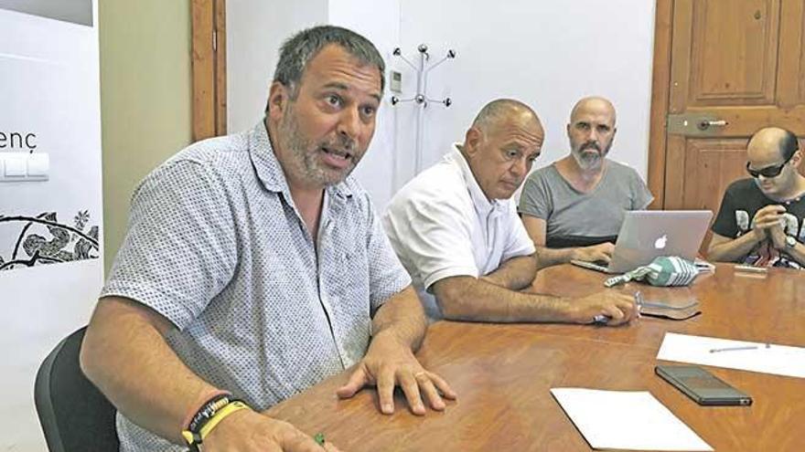 El alcalde Joan Xamena, con gesto airado, junto al concejal de Hacienda, Pere Mestre.