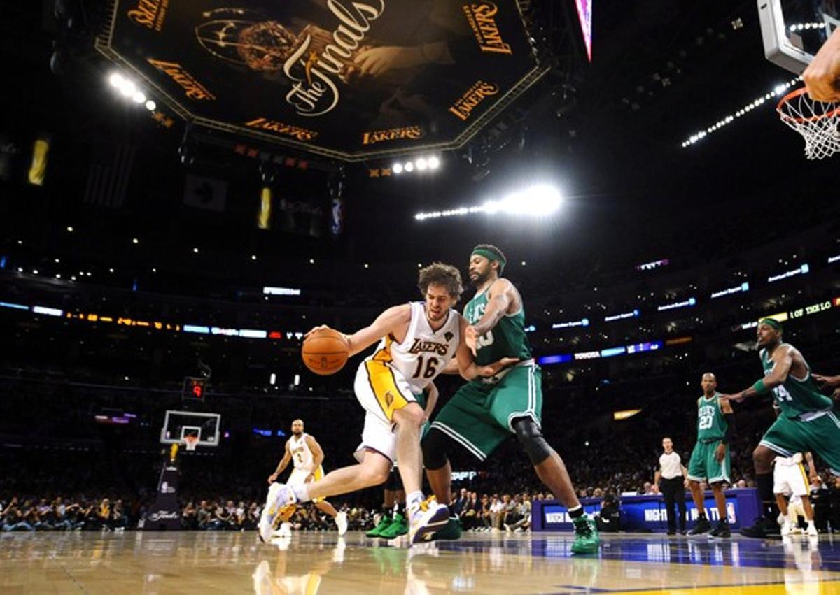 El jugador condueix la pilota davant la defensa de Rasheed Wallace en el segon partit de la final.