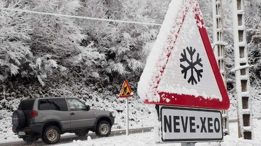 Un coche circula por Pedrafita.