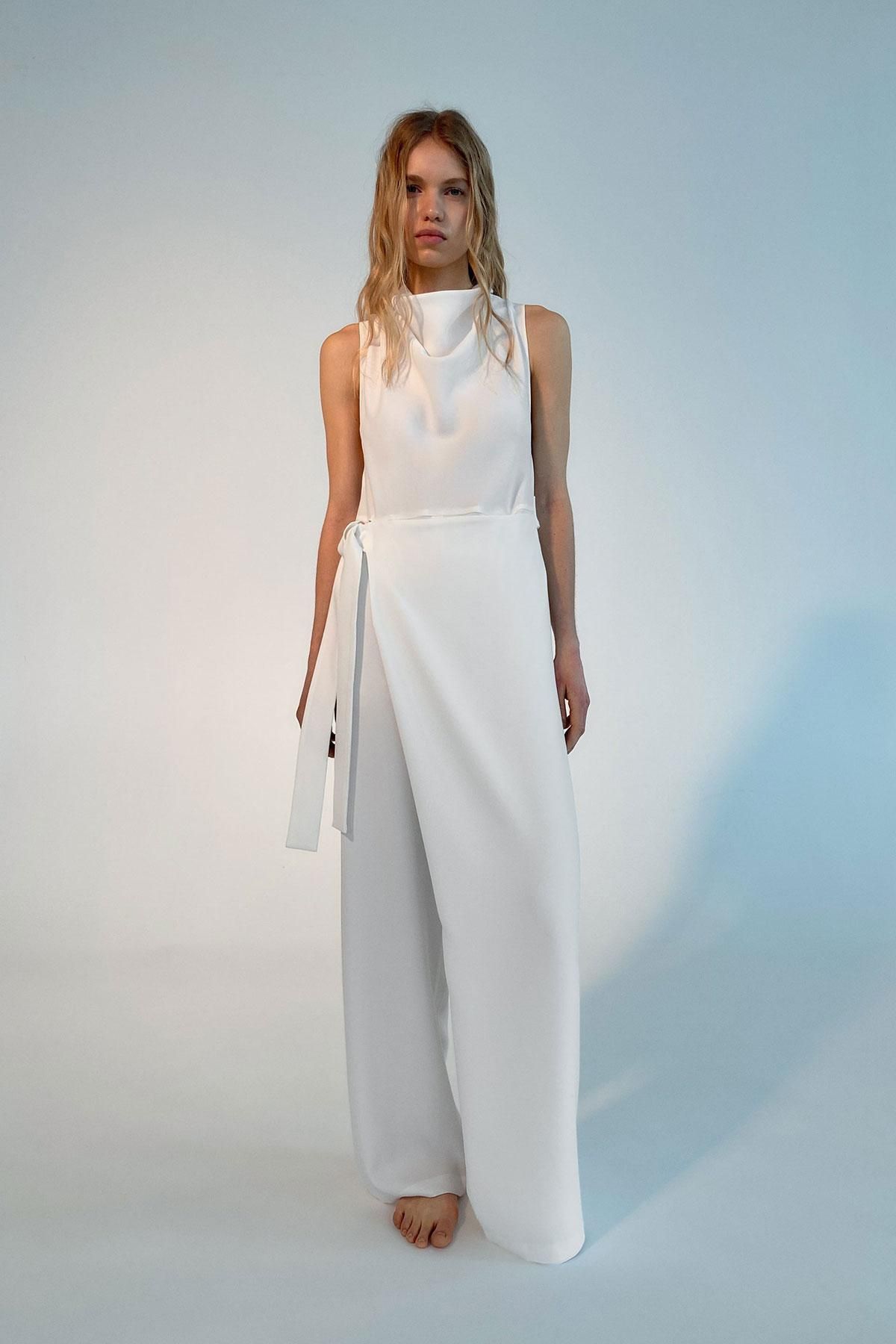 Mono largo en blanco roto, de Zara