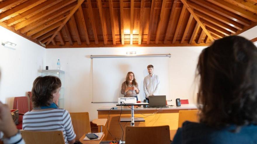 La consejera insular de turismo, Mª Isabel Méndez, durante la formación