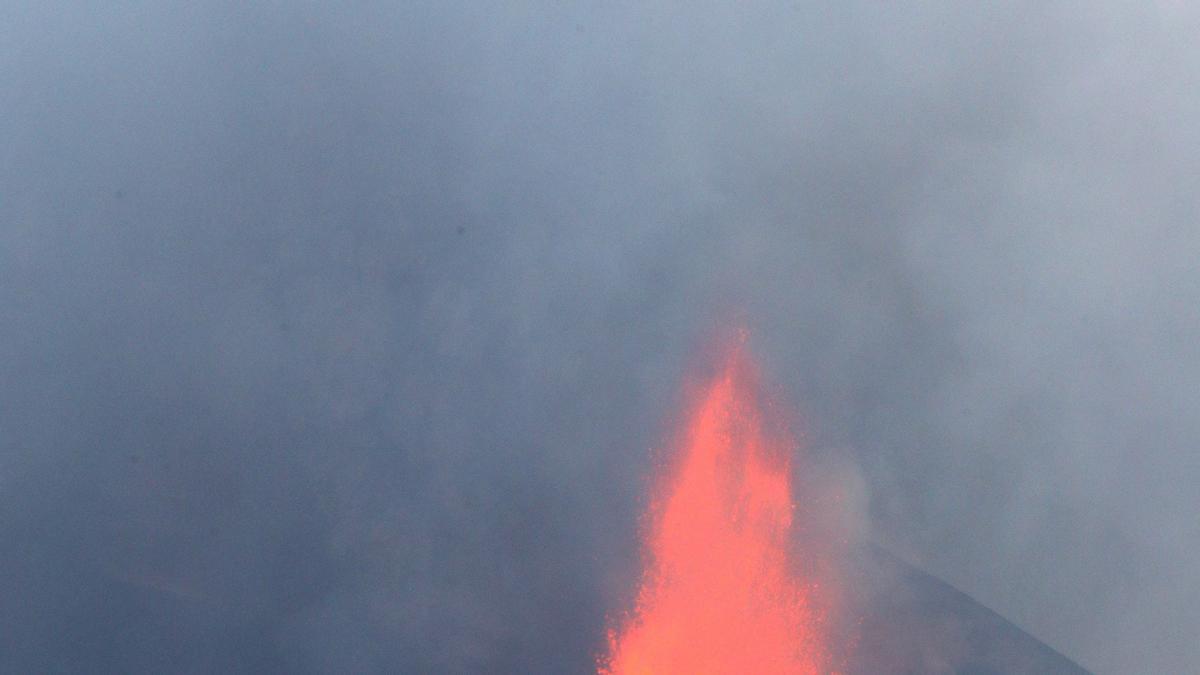 El volcán es hoy más explosivo y expulsa más cenizas