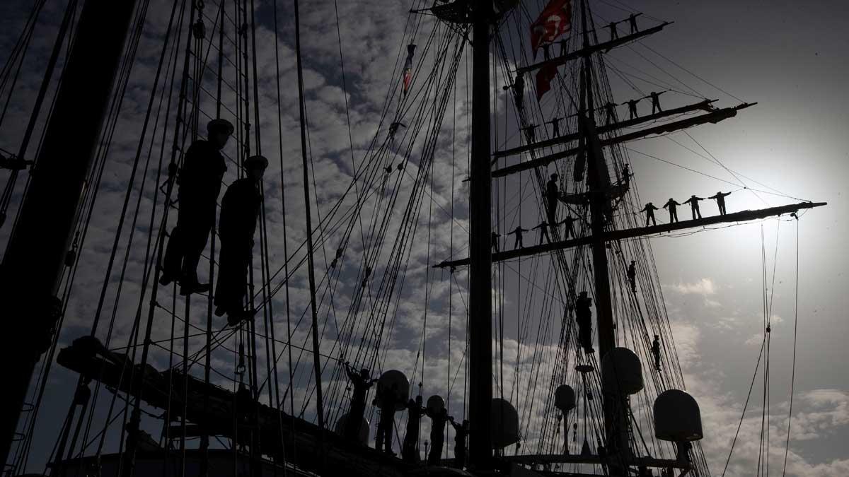 Acto de despedida del buque escuela de la Armada española, el 'Juan Sebastián Elcano', el día que zarpó del puerto de Cádiz para iniciar su XCIV crucero de instrucción.