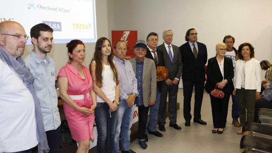 Foto de familia de los galardonados, ayer, en el Club LA NUEVA ESPAÑA de Gijón.