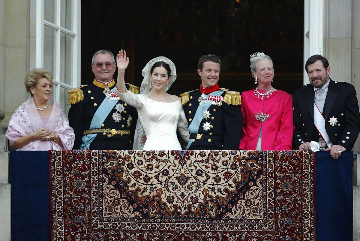 Fotografía nupcial de Mary Donaldson y el príncipe Federico, junto a la reina  Margarita.