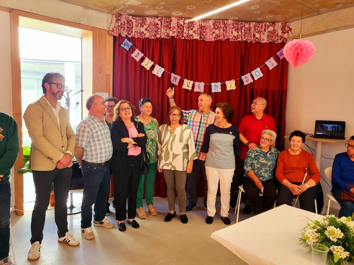 Oujo, esquerda, na presentación da nova directiva da Asociación de Xubilados.