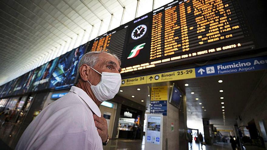 Un pasajero, en la estación de tren de Roma, tras la apertura de fronteras regionales en Italia.