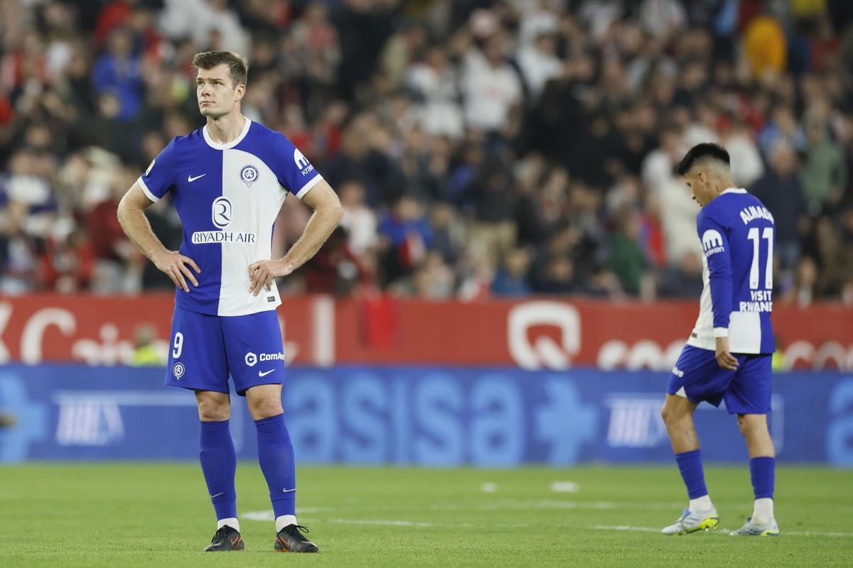 Los jugadores del Atlético Alexander Sørloth y Thiago Almada, al término del partido de LaLiga