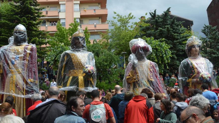 Els gegants de la Patum, preparats per si plou