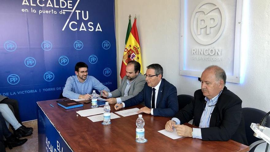 El presidente del PP y alcalde de Rincón de la Victoria, presenta su candidatura a las municipales.