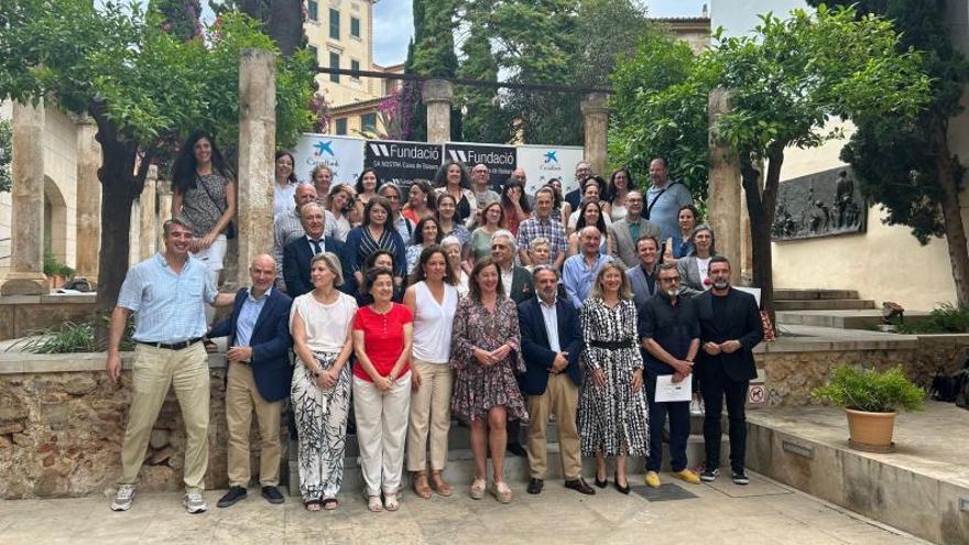 Foto de grupo de los representantes de las asociaciones subvencionadas por la Fundación. | J.F.M.