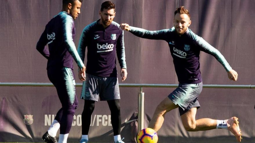 Rafinha, junto a Messi y Rakitic, en un entrenamiento del Barcelona.