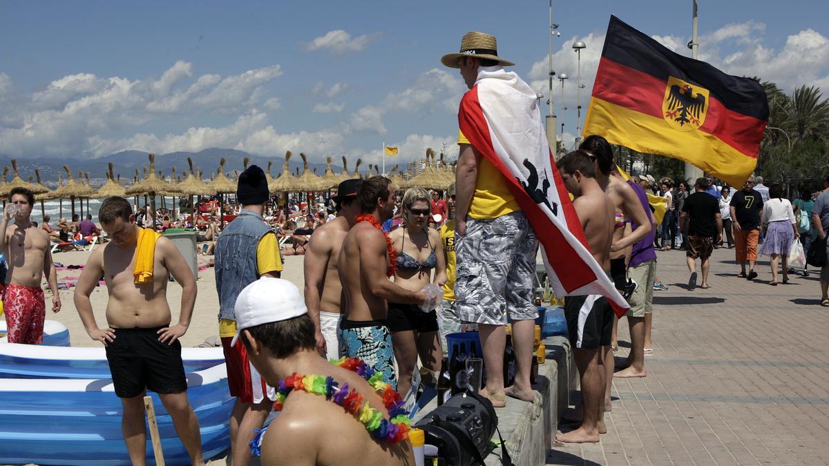 Deutsche an der Playa de Palma: Feiern mit Fahne am Strand vom Ballermann.
