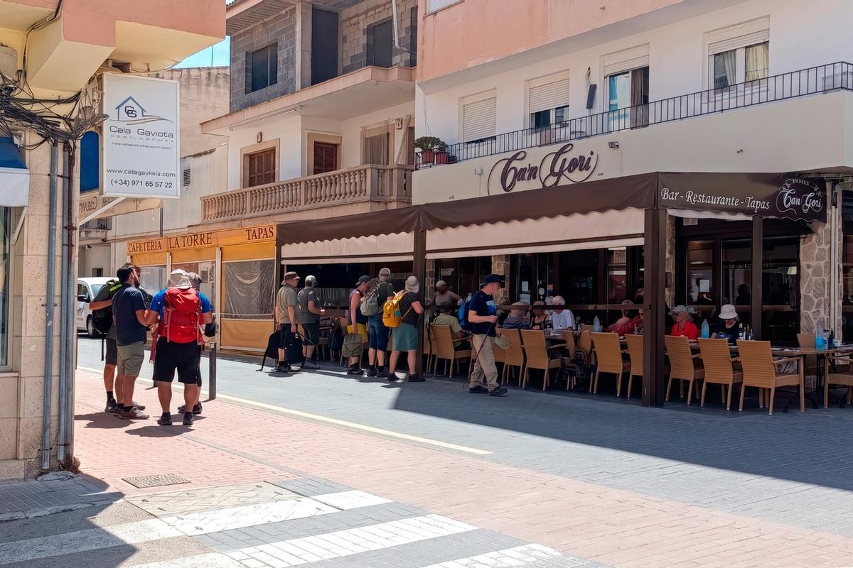 Los guías turísticos dirigen a los visitantes a restaurantes que ya los esperan para ofrecerles comidas.