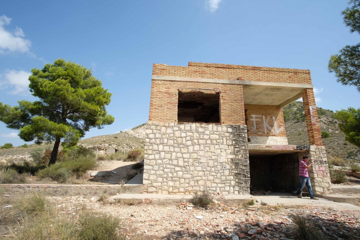 Casa Adelina, a los pies del monte Bolón de Elda, donde se cometió un atroz crimen.